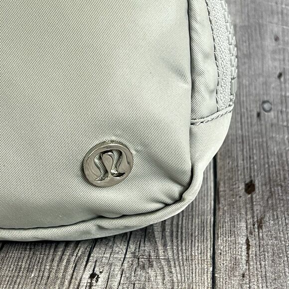 Lululemon Everywhere Womens Belt Bag Gray - Picture 4 of 10